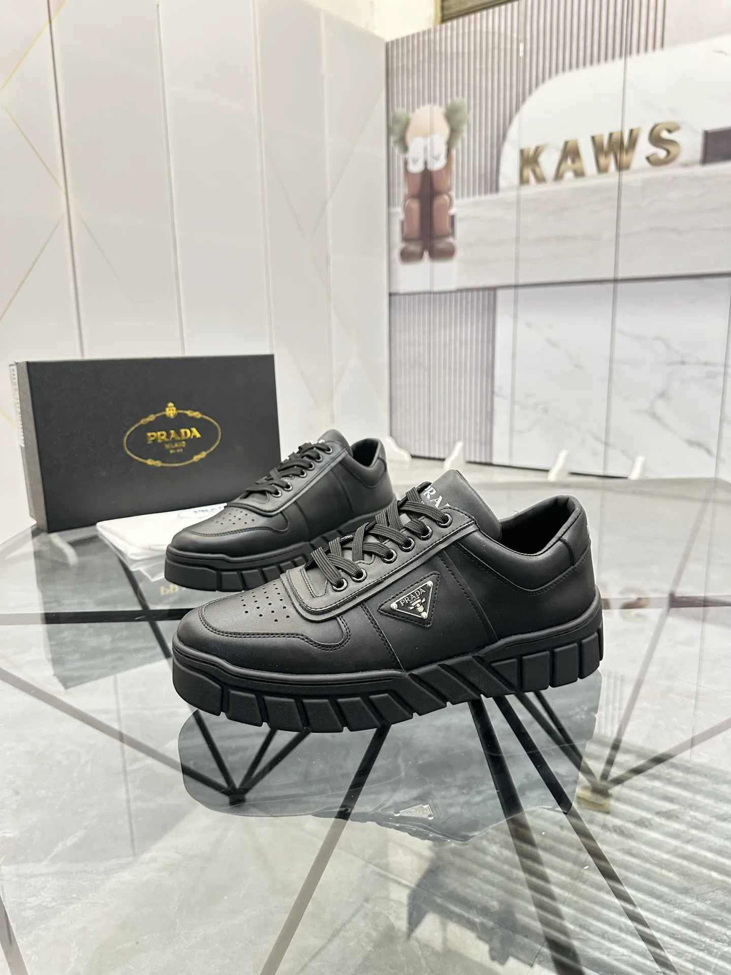 Men's shoes: 💰P420¥ Product trademark: Prada *"Prada*" low-top casual shoes Regular size: 38-44 (can be customized to 45) Product materials: imported cowhide upper, sheepskin lining, original outsole. Number: 020